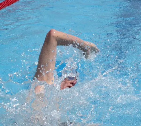 Prof. Dr. Hoberg beim schwimmen