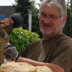 Peter Marth Bild von Peter Marth beim Bildhauen
